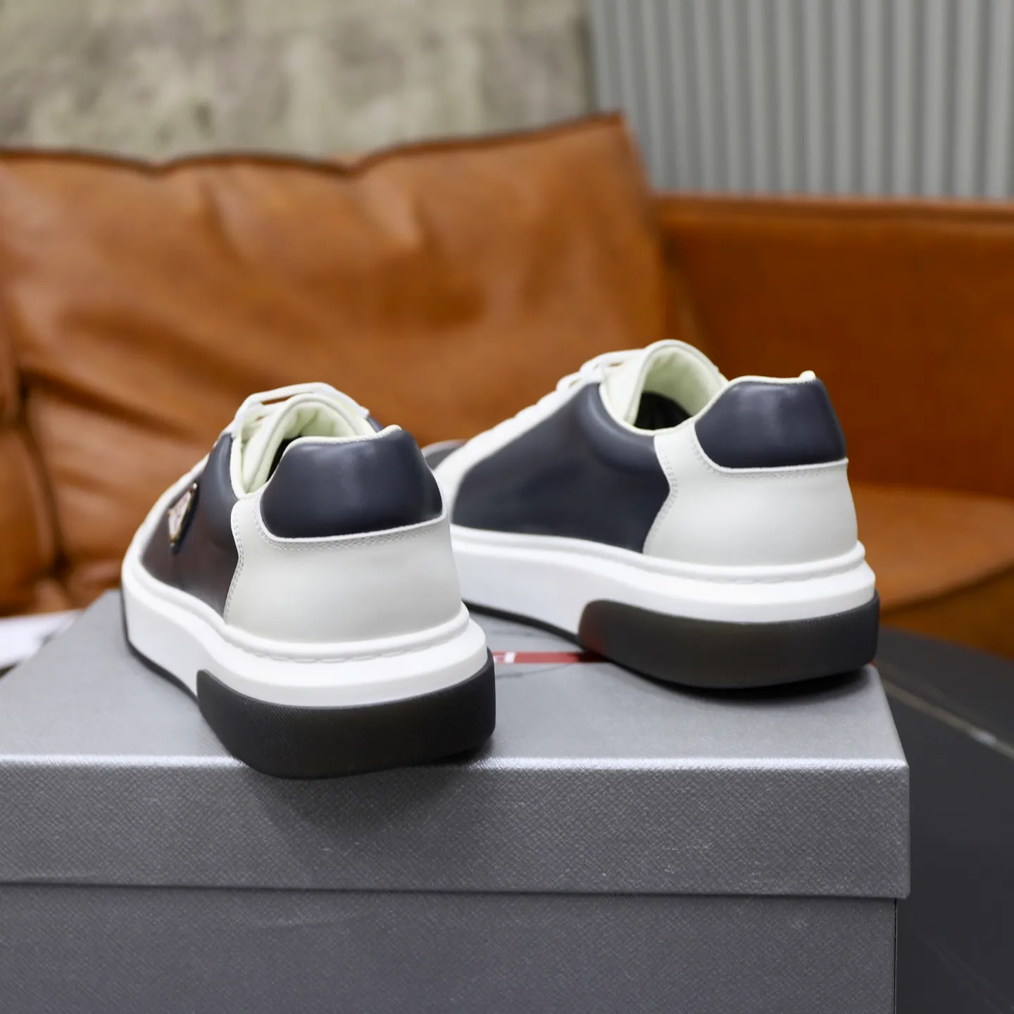 Factory price: 720💰Top original order Brand: PRADA (Prada) Standard code: Men's size 38/44 (45 can be customized) Grade: Same as the official website Material: Original cowhide stitching imported cowhide lining Original combination two-color wear-resistant soft outsole Style category: Leisure and sports version Young fashion European and American trend British style Color: Actual picture color
